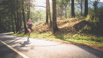 donne che fanno jogging sul sentiero natura nel parco foto