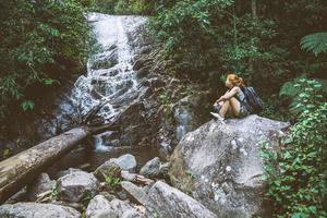 le donne viaggiatrici dell'Asia viaggiano nella natura foreste, montagne, cascate foto