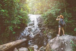 le donne viaggiatrici dell'Asia viaggiano nella natura foreste, montagne, cascate foto