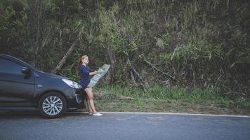 viaggio donna. le viaggiatrici viaggiano nella navigazione della mappa della montagna della natura. viaggiare in macchina foto