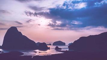 arcipelago mare delle andamane atmosfera mattutina il sole sorge. asia thailandia foto