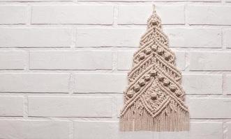 ornamento per albero di natale macramè da fili di cotone naturale bianco su sfondo bianco foto