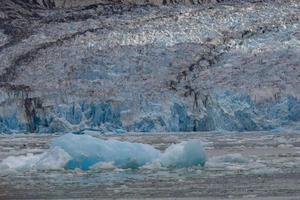capolinea del ghiacciaio dawes e iceberg, alaska foto