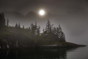 sole e nebbia, guadi terrore, alaska foto