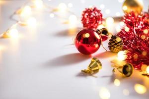 palle di decorazione di Natale e ornamenti su sfondo bokeh astratto su sfondo bianco. sfondo vacanza biglietto di auguri per natale e capodanno. buon Natale