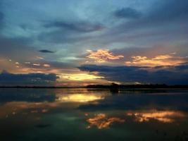 cielo nuvoloso colorato con natura serale foto