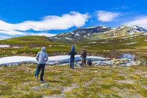 Hemsedal, Norvegia, 6 giugno 2016 - escursionisti al fiume cascata hydnefossen foto