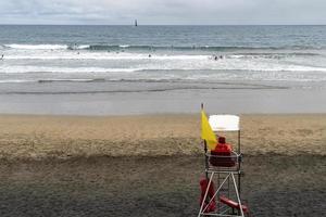 bagnino sulla spiaggia di canteras a gran canaria, isole canarie foto