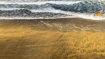 onde sulla spiaggia di las canteras a gran canaria