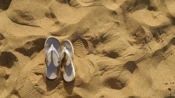 sabbia e sandali sullo sfondo della spiaggia foto