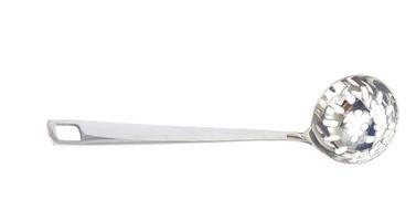 utensili da cucina cucchiaio con fessure, mestolo forato isolato su sfondo bianco. foto in studio