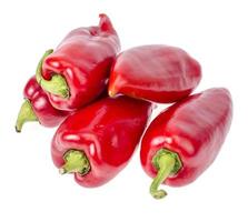 mucchio di peperoni organici dolci maturi rossi isolati su sfondo bianco foto
