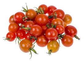 pomodorini rossi in miniatura su sfondo bianco, prodotti vegetariani e vegetali foto