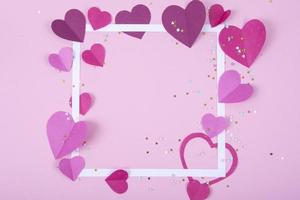sfondo astratto con cuori di carta per San Valentino. sfondo rosa amore e sentimento per poster, banner, post, card foto