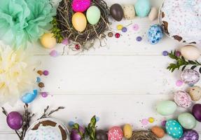 sfondo colorato con uova di Pasqua su sfondo bianco tavola di legno. felice Pasqua concetto. può essere utilizzato come poster, sfondo, biglietto di auguri foto