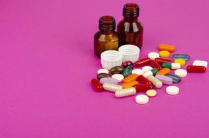 malattia e trattamento. concetto di medicina. farmaci e imballaggi su sfondo luminoso. foto in studio