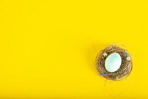 sfondo colorato con uova di Pasqua su sfondo giallo. felice Pasqua concetto. può essere utilizzato come poster, sfondo, biglietto di auguri. laici piatta, vista dall'alto, copia spazio. foto in studio