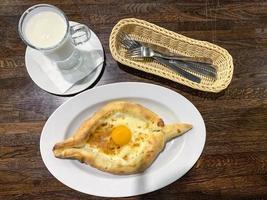 khachapuri adjarian delizioso caldo, cucina georgiana. foto in studio.