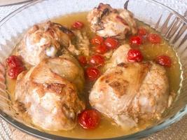 piatti di pollame. bocconcini di pollo con pomodorini foto