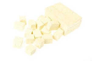 cibo vegetariano. formaggio tofu su sfondo bianco. foto