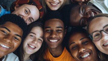 un' diverso gruppo di giovane adulti sorridente guardare foto