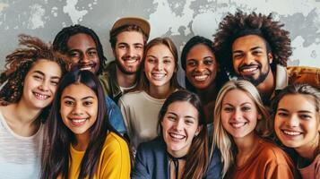 un' diverso gruppo di giovane adulti sorridente guardare foto