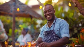 africano uomo cucinando all'aperto sorridente godendo foto