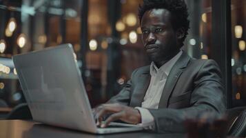 nero uomo d'affari utilizzando computer il computer portatile foto