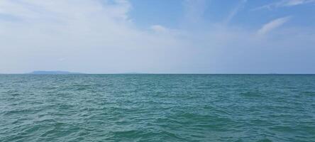 oceano onda paesaggio marino nel davanti di blu cielo foto