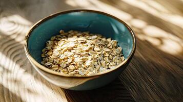 fiocchi d'avena e cereali nel rustico ciotola. retrò piatto con naturale cibo. concetto di salutare nutrizione, villaggio e naturalezza. foto