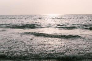 sera tempo su il mare spiaggia foto