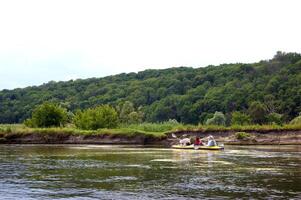 famiglia canottaggio nel un' giallo kayak nel estate di seversky donets fiume. foto