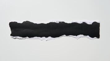 strappato nero carta foglio isolato su bianca sfondo foto