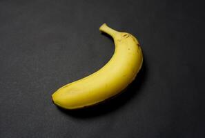 Banana frutta su nero sfondo. foto