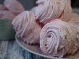 rosa fatti in casa dolce marshmallow zeffiro dolce su un' bianca piatto foto