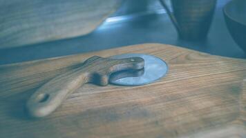 Pizza coltello con di legno noce maniglia su taglio tavola foto