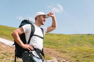 contento escursionista vincente raggiungendo vita obiettivo, successo, la libertà e felicità, realizzazione nel montagne foto