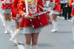 giovane ragazze batterista a il parata. strada prestazione. majorette nel il parata foto