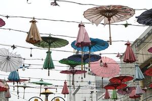 foto di decorativo ombrelli nel il centro di tasikmalaya città nel cihideung sottodistretto. il nome è payung geulis tipico ombrello di tasikmalaya città