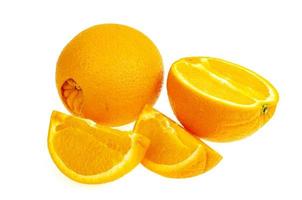 diverse arance arancioni dolci intere e affettate isolate su sfondo bianco. foto