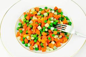 stufato di verdure succoso. paprika, piselli e carote. cibo dietetico