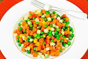 stufato di verdure succoso. paprika, piselli e carote. cibo dietetico foto