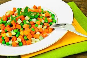 stufato di verdure succoso. paprika, piselli e carote. cibo dietetico