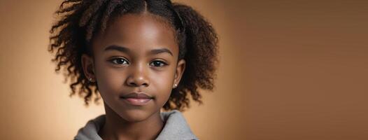 un africano americano giovanile ragazza isolato su un' ambra sfondo con copia spazio. foto