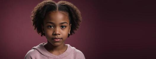 un africano americano giovanile ragazza isolato su un' rubino sfondo con copia spazio. foto