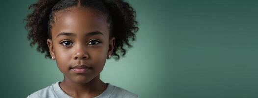 un africano americano giovanile ragazza isolato su un' giada sfondo con copia spazio. foto