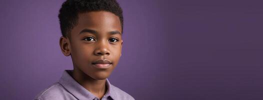 un africano americano giovanile ragazzo isolato su un' viola sfondo con copia spazio. foto