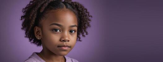 un africano americano giovanile ragazza isolato su un' ametista sfondo con copia spazio. foto