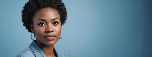 africano americano 2025 donna isolato su un' leggero blu sfondo con copia spazio. foto