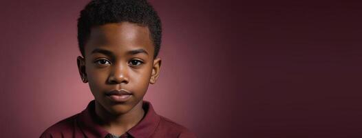 un africano americano giovanile ragazzo isolato su un' rubino sfondo con copia spazio. foto